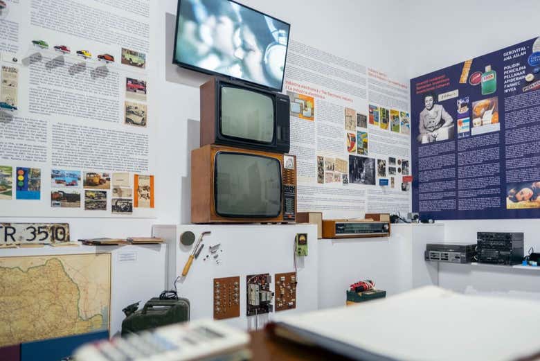Read historical records of Communist Romania